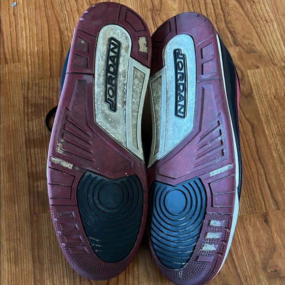 Jordan Mens Black and red Sneakers - Picture 5 of 7